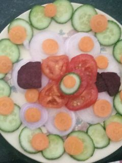 વેજિટેબલ સલાડ (Vegetable Salad Recipe In Gujarati) રેસીપી મુખ્ય ફોટો