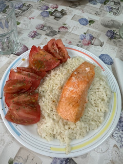 Una foto de Salmón con arroz