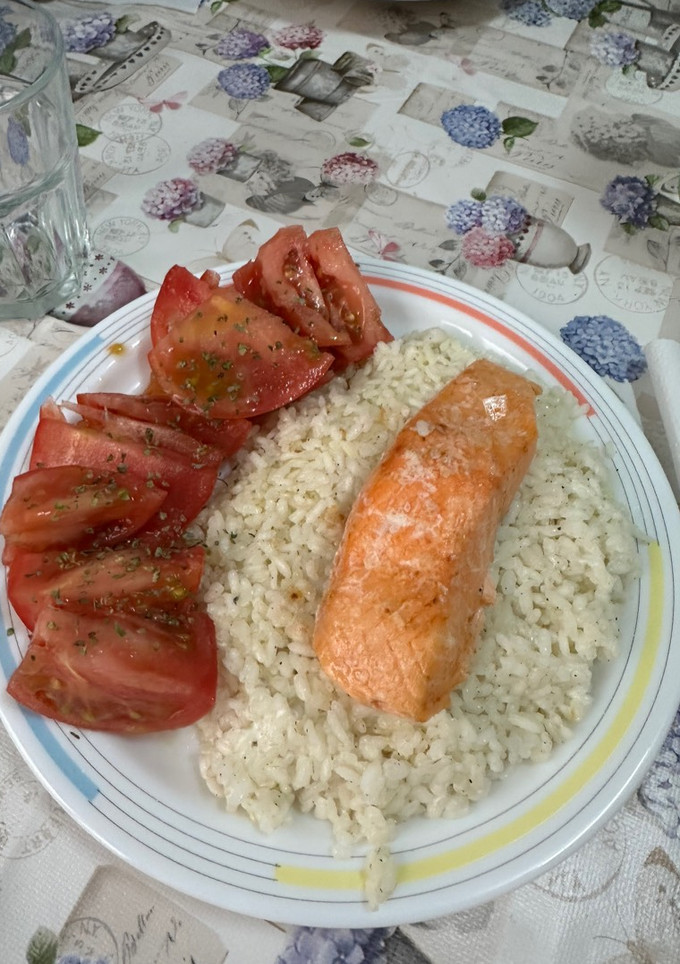 Una foto de Salmón con arroz
