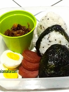 Foto resep Onigiri (nasi kepal) isi daging, bekal simple