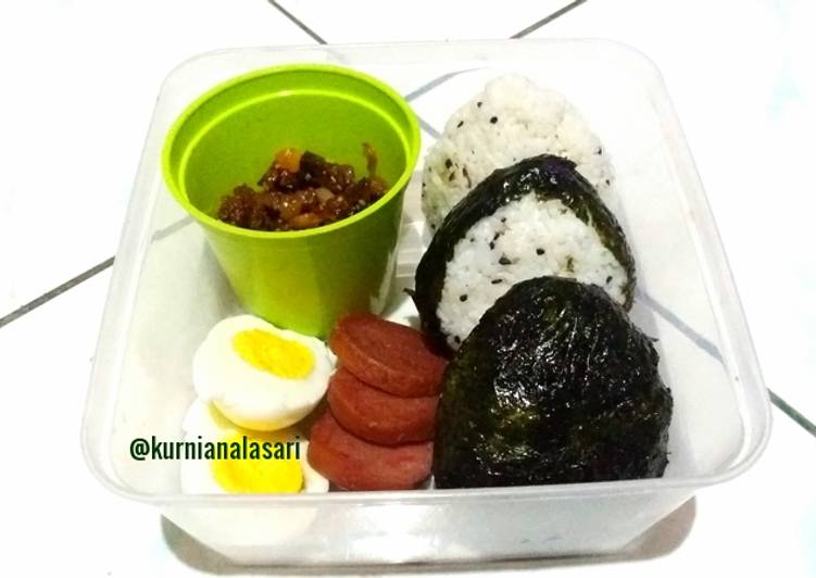 Onigiri (nasi kepal) isi daging, bekal simple