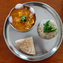 Kadhai paneer with smoky rice and chapati A picture of Kadhai paneer with smoky rice and chapati.