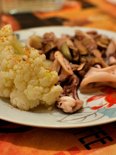 Una foto de Coliflor salteada con calamares