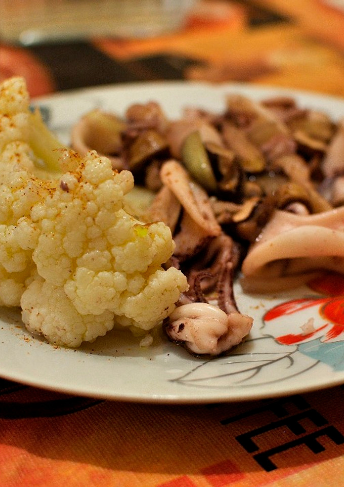 Una foto de Coliflor salteada con calamares