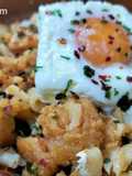 Patatas revolconas con bacalao y huevo poché