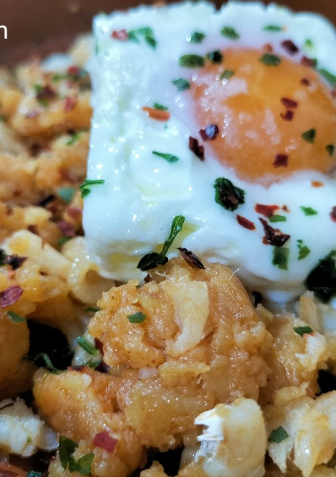 Una foto de Patatas revolconas con bacalao y huevo poché