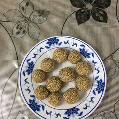 A picture of #peanut ladoo.