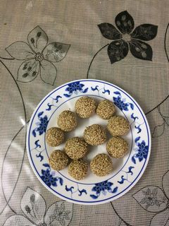 A picture of #peanut ladoo.