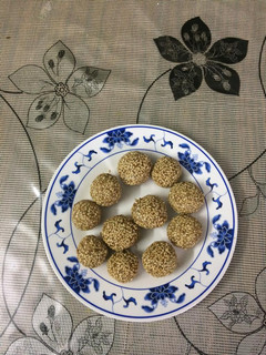 A picture of #peanut ladoo.