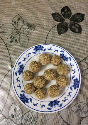 A picture of #peanut ladoo.