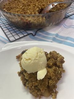 صورة لوصفة فطيرة التفاح والكرز المجعدة (cherry and apple crumble pie)
