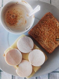 Una foto de Tostadas con café