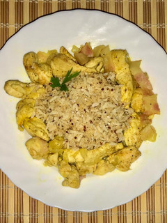 Una foto de Pollo y bacon al curry, quinoa y arroz basmati