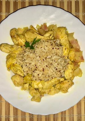 Una foto de Pollo y bacon al curry, quinoa y arroz basmati