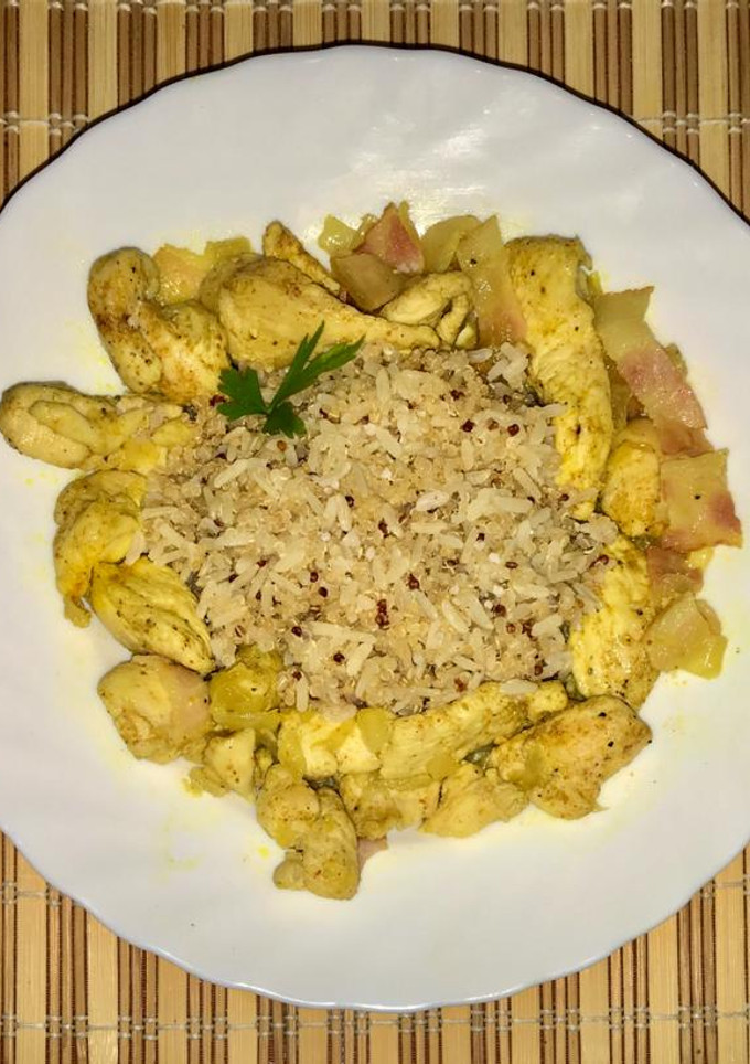 Una foto de Pollo y bacon al curry, quinoa y arroz basmati