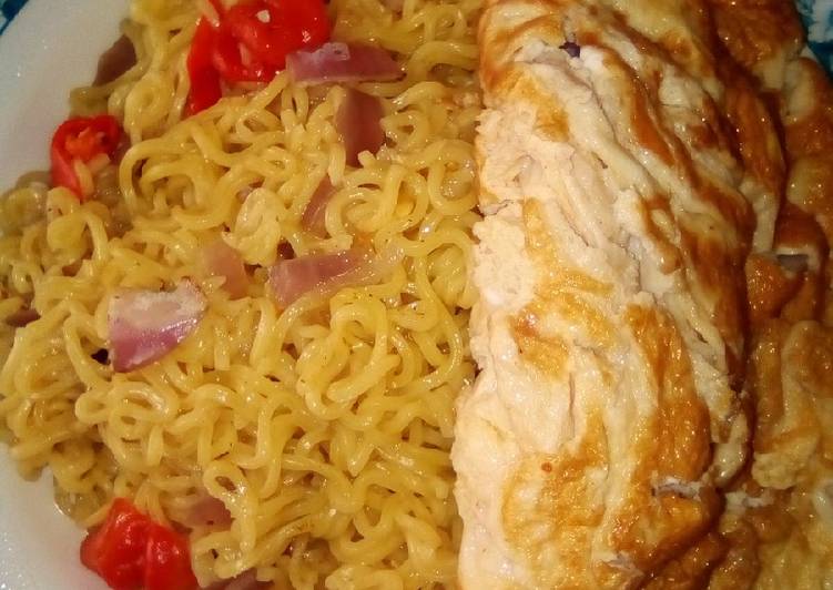 Noodles with fried egg