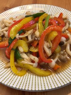 百菇彩椒佐蘑菇牛排醬 的食譜成品照片