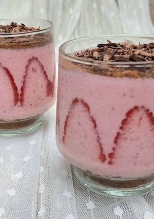 Una foto de 🍓🍫Cheesecake de frutilla y chocolate en vasito 🍫🍓