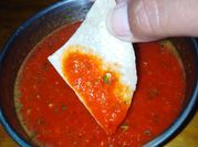 Una foto de salsa roja mexicana licuadora