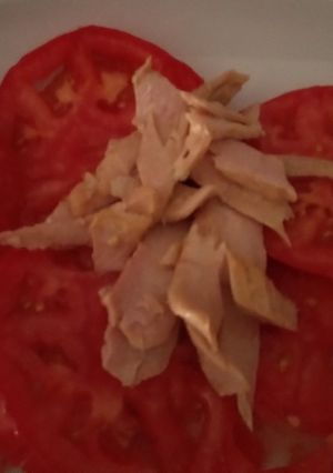 Una foto de Tomate gordito y hermoso de la ferreteria con melva