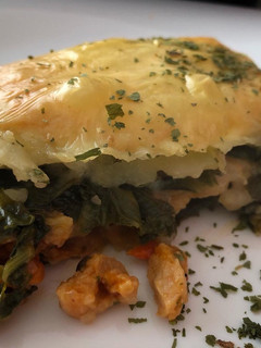 Una foto de Pastel gratinado de espinacas y soja con bechamel Vegana de almendra