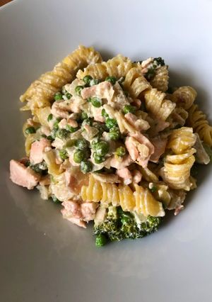 A picture of Healthy 15 minute Salmon pasta.
