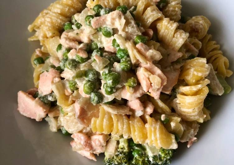 Healthy 15 minute Salmon pasta