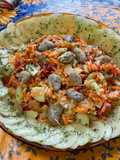 Salade de riz et fèves aux carottes, concombre et tomates