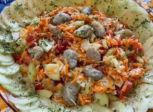 Une photo de Salade de riz et fèves aux carottes, concombre et tomates