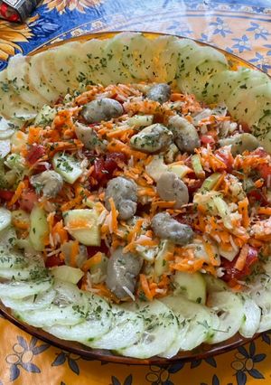 Une photo de Salade de riz et fèves aux carottes, concombre et tomates