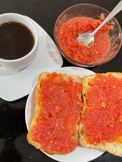 Una foto de Pan con tomate