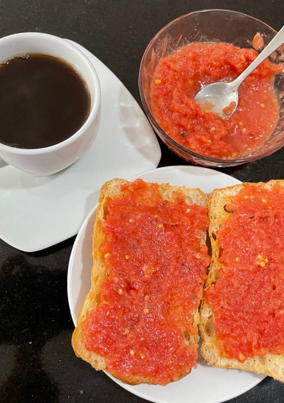 Una foto de Pan con tomate