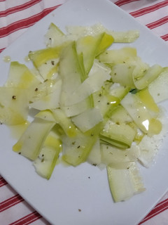Una foto de Ensalada de calabacín y queso
