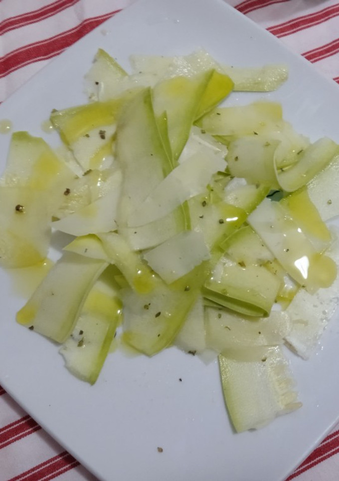 Una foto de Ensalada de calabacín y queso