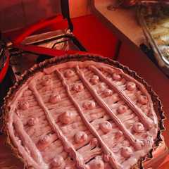 Una foto de Pie de frutilla y merengue al vino XL