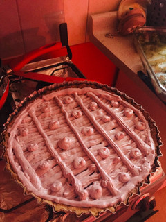 Una foto de Pie de frutilla y merengue al vino XL
