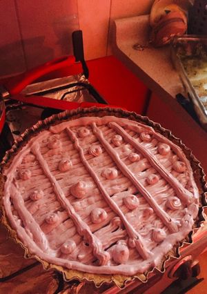 Una foto de Pie de frutilla y merengue al vino XL