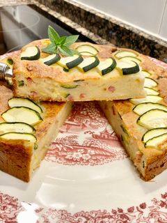 Una foto de Pastel salado con yogur y calabacín