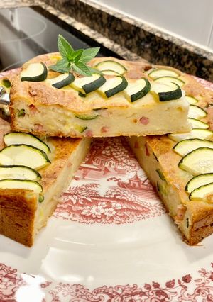 Una foto de Pastel salado con yogur y calabacín