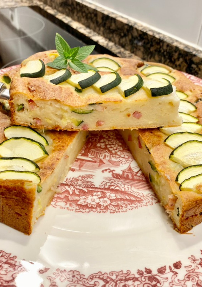 Una foto de Pastel salado con yogur y calabacín