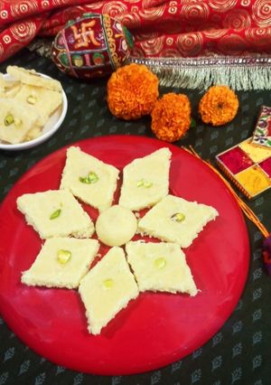 बेसन नारीयल बर्फी (besan nariyal barfi recipe in marathi) रेसिपी चे मुख्य फोटो 