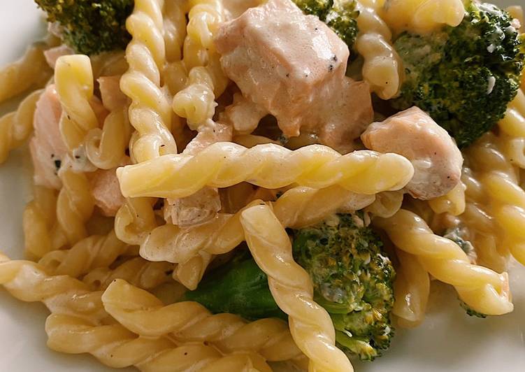 Easiest Way to Prepare Super Quick Homemade Creamy salmon pasta with Broccoli 🥦