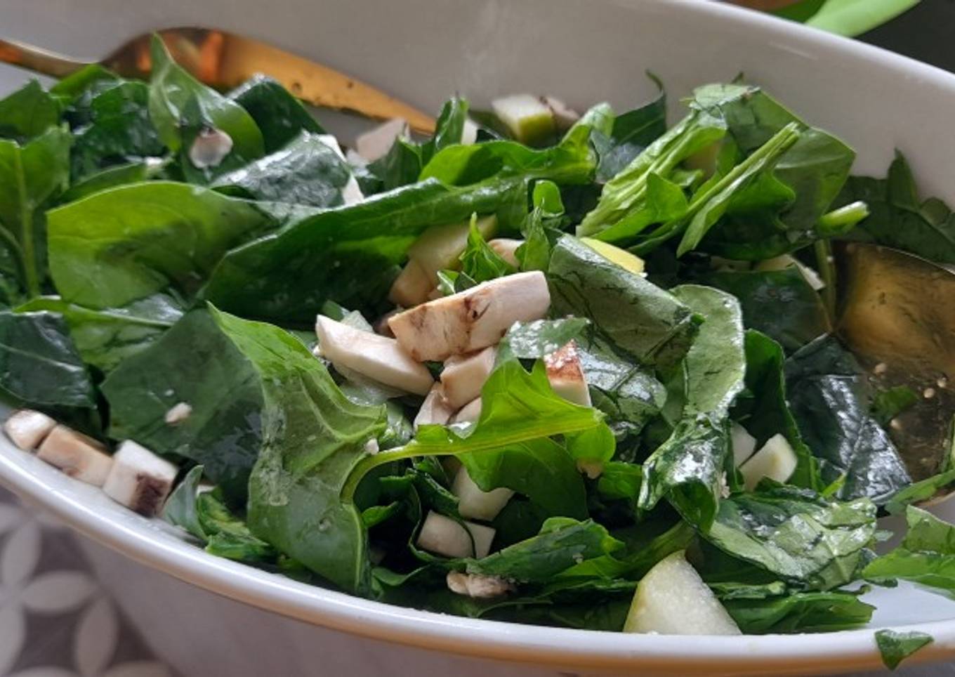 Ensalada de espinacas, manzana y champiñones