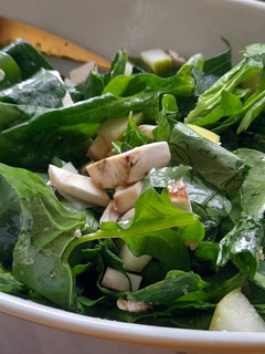 Una foto de Ensalada de espinacas, manzana y champiñones