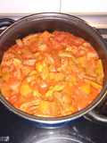 Pollo con judías verdes, patatas y zanahoria en salsa de tomate