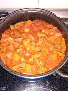 Una foto de Pollo con judías verdes, patatas y zanahoria en salsa de tomate