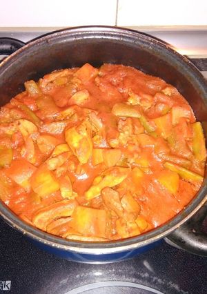 Una foto de Pollo con judías verdes, patatas y zanahoria en salsa de tomate