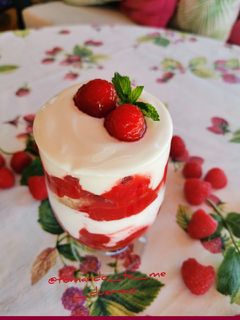 Una foto de Bagatela de frambuesas con yogur griego
