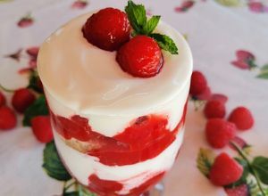 Foto principal de Bagatela de frambuesas con yogur griego
