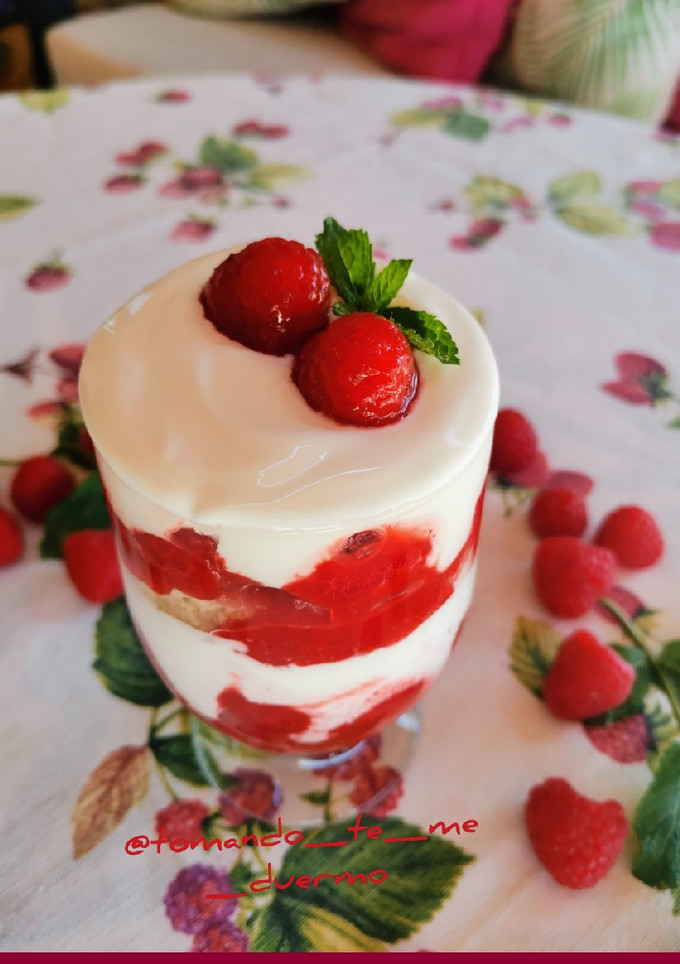 Una foto de Bagatela de frambuesas con yogur griego